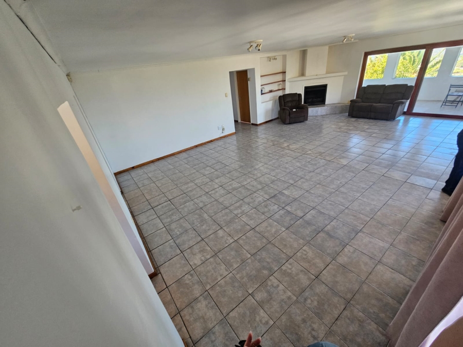 To Let 6 Bedroom Property for Rent in Loevenstein Western Cape